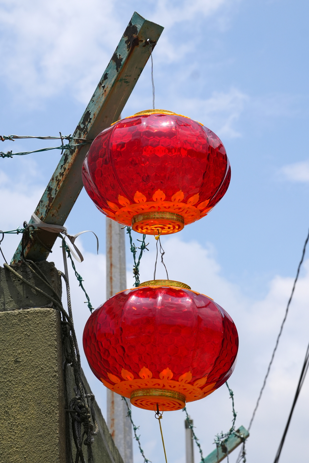 22_14_Lars Hjort Præstegaard_Kinesiske lamper på pigtrådshegn